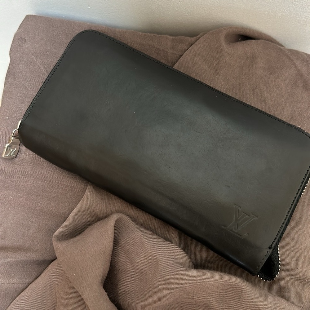 LV Rare Louis Vuitton LEATHER LONG ZIP WALLET | Black| Silver Hardwear FLAW